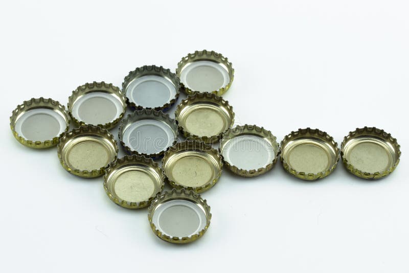 Casquillos decorativos de la cerveza en el fondo blanco Cubierta del metal de las botellas de cristal imagenes de archivo Casquillos decorativos de la cerveza en el fondo blanco Cubierta del metal de las botellas de cristal imagenes de archivo