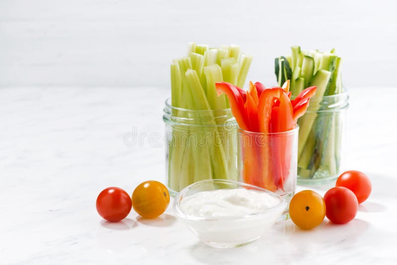 casse-croûte sains, légumes mélangés et yaourt sur une table blanche image stock casse-croûte sains, légumes mélangés et yaourt sur une table blanche image stock