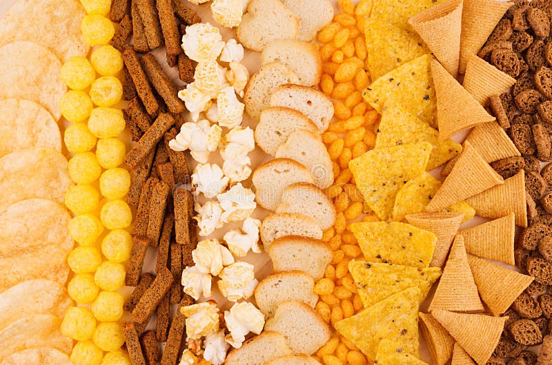Casse-croûte croquants d'assortiment - le maïs éclaté, nachos, croûtons, maïs colle, des pommes chips en tant que fond décoratif, photographie stock libre de droits Casse-croûte croquants d'assortiment - le maïs éclaté, nachos, croûtons, maïs colle, des pommes chips en tant que fond décoratif, photographie stock libre de droits