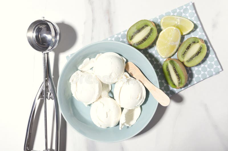 Casse-croûte d'heure d'été Boules savoureuses de crème glacée avec des fruits dans la cuvette bleue, tir de vue supérieure images libres de droits Casse-croûte d'heure d'été Boules savoureuses de crème glacée avec des fruits dans la cuvette bleue, tir de vue supérieure images libres de droits