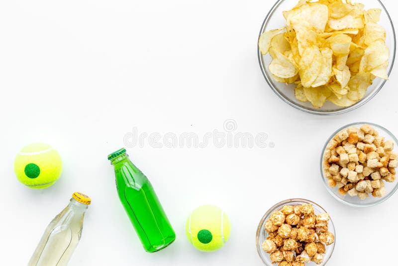 Casse-croûte pour regarder la TV Les chips, maïs éclaté, biscottes près boivent sur le copyspace blanc de vue supérieure de fond image libre de droits Casse-croûte pour regarder la TV Les chips, maïs éclaté, biscottes près boivent sur le copyspace blanc de vue supérieure de fond image libre de droits