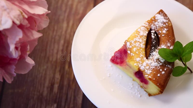 Casserol caseiro doce com frutas dentro de uma placa