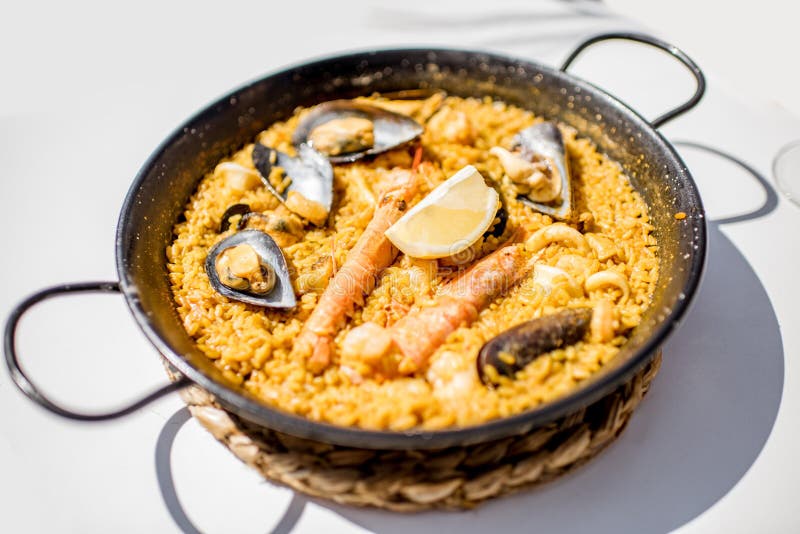 Casserole avec la Paella Valencian de plat de riz photos libres de droits Casserole avec la Paella Valencian de plat de riz photos libres de droits