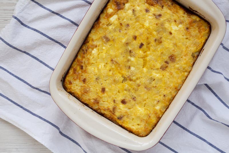 Casserole de desayuno casero con queso Amish sobre un fondo de madera blanca, vista desde arriba Diseño plano, sobrecarga, vista foto de archivo libre de regalías Casserole de desayuno casero con queso Amish sobre un fondo de madera blanca, vista desde arriba Diseño plano, sobrecarga, vista foto de archivo libre de regalías
