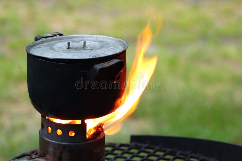 Casserole Sur Le Feu De Camp Image stock Image du camp, casserole