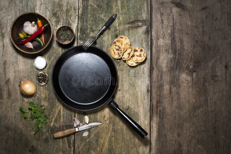 Poêle Vide De Fonte Sur Le Fond Culinaire Vert-foncé, Vue D'en