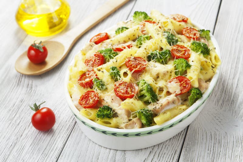 Casserole ζυμαρικά με το κοτόπουλο και το μπρόκολο στοκ φωτογραφίες με δικαίωμα ελεύθερης χρήσης Casserole ζυμαρικά με το κοτόπουλο και το μπρόκολο στοκ φωτογραφίες με δικαίωμα ελεύθερης χρήσης