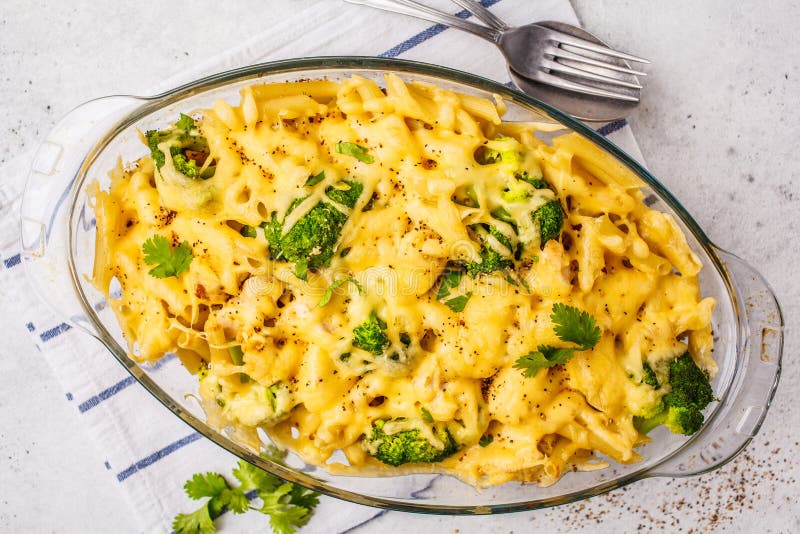 Casserole με την κρούστα ζυμαρικών, κοτόπουλου, μπρόκολου και τυριών σε ένα gl στοκ εικόνα με δικαίωμα ελεύθερης χρήσης Casserole με την κρούστα ζυμαρικών, κοτόπουλου, μπρόκολου και τυριών σε ένα gl στοκ εικόνα με δικαίωμα ελεύθερης χρήσης