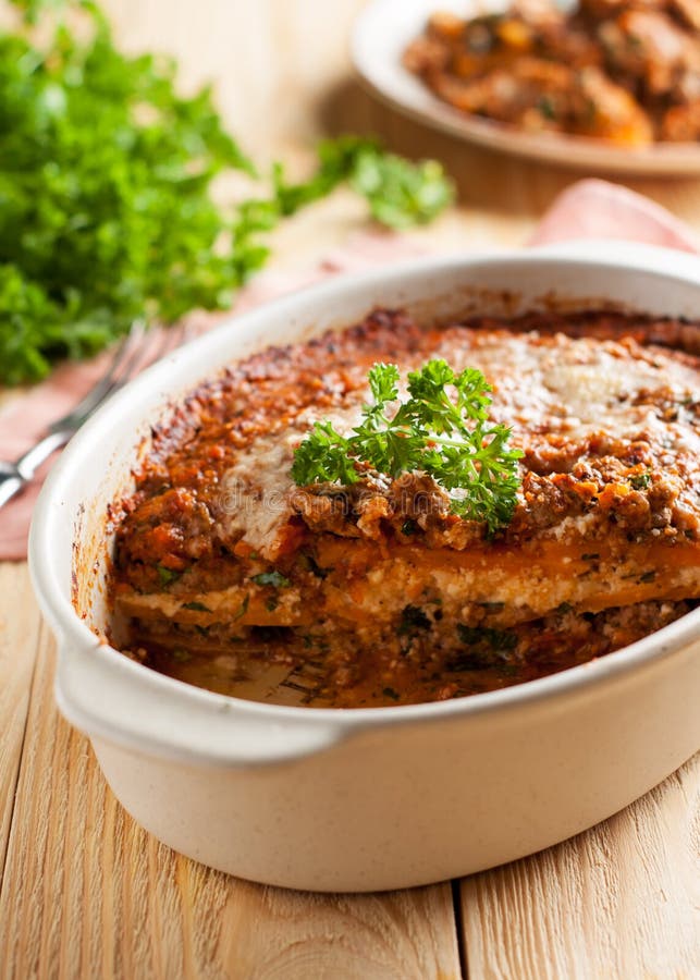 Casseruola della patata dolce con formaggio, carne, salsa di marinara fotografie stock Casseruola della patata dolce con formaggio, carne, salsa di marinara fotografie stock