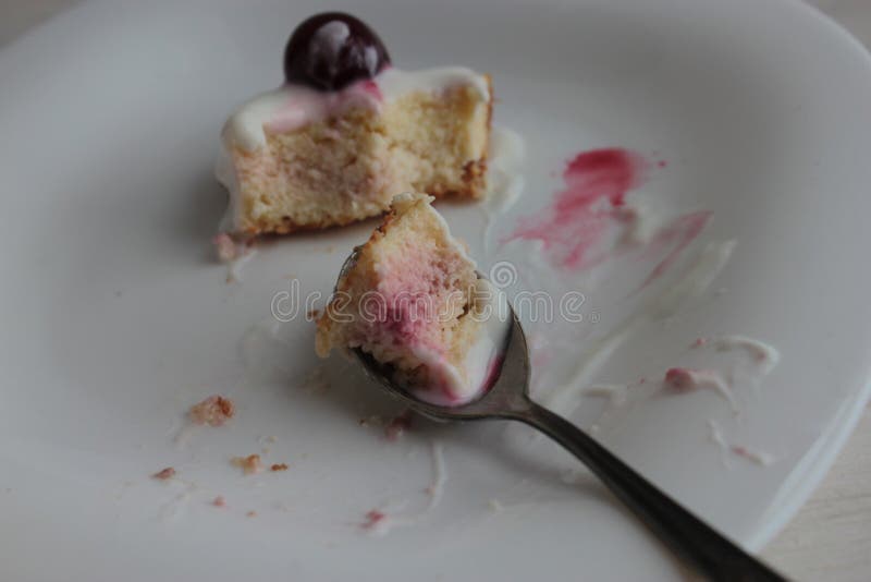 Casseruola di formaggio di conifere a sinistra su un piatto sporco. immagine stock