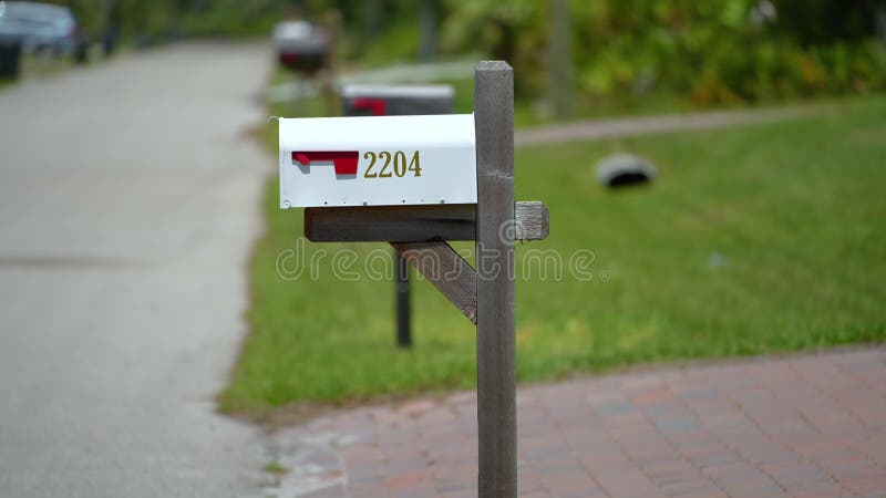 Tipica cassetta della posta americana all'aperto sul lato della strada  suburbana
