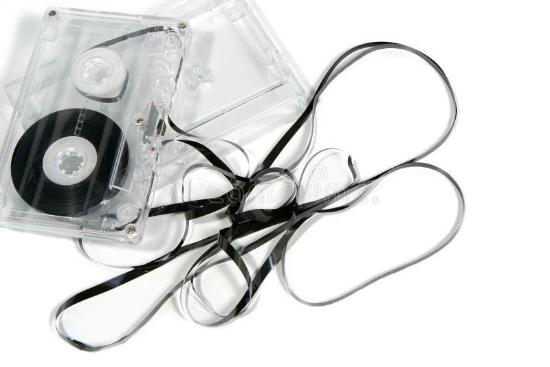 Cassette audio con enredo de la cinta foto de archivo Cassette audio con enredo de la cinta foto de archivo