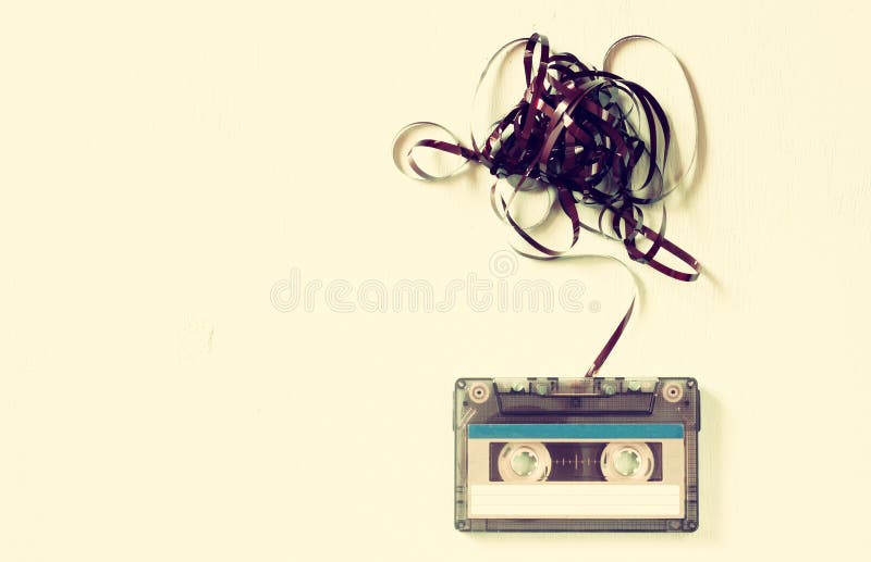 Cassetteband over houten lijst met verward lint Hoogste mening retro filter royalty-vrije stock foto's Cassetteband over houten lijst met verward lint Hoogste mening retro filter royalty-vrije stock foto's