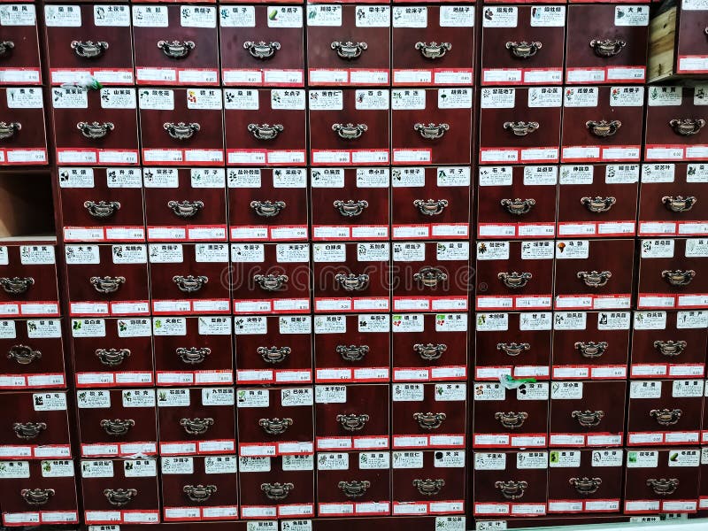 Cassetti per memorizzare medicina cinese di una farmacia nella città di Wuhan immagini stock