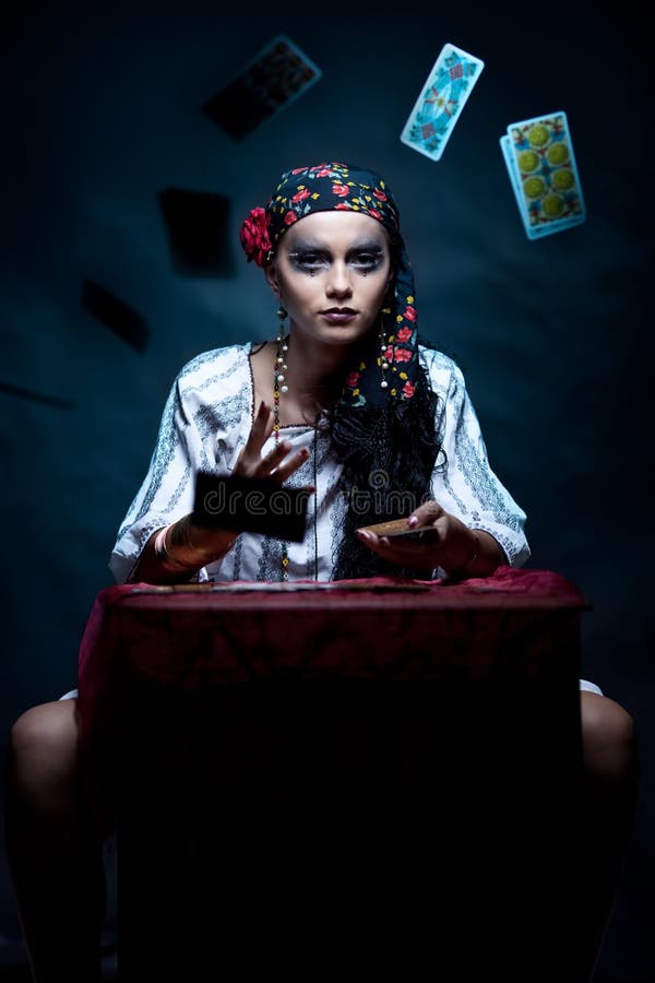 Cassiere di fortuna zingaresco che getta le schede di tarot. fotografia stock Cassiere di fortuna zingaresco che getta le schede di tarot. fotografia stock