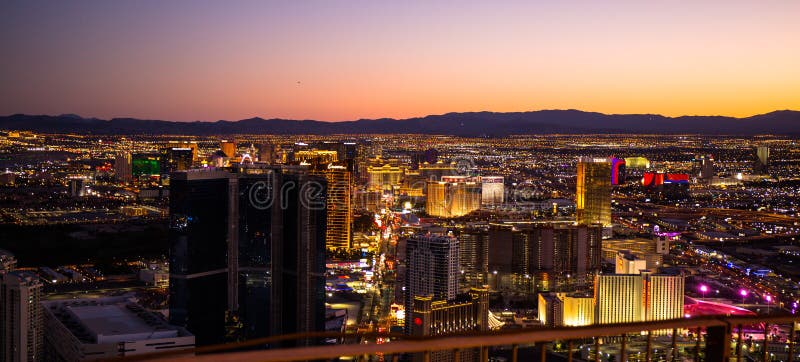 Jogo Na Noite E Ganha Por Las Vegas. Nevada Ganha Dinheiro Fácil. Foto de  Stock Editorial - Imagem de justo, atividade: 269423173