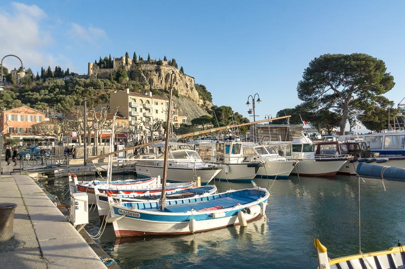 Cassis avec l'endroit Georges Clemenceau et le château image libre de droits Cassis avec l'endroit Georges Clemenceau et le château image libre de droits