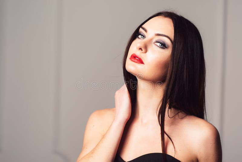 Castana sensuale con trucco luminoso ed audace fotografia stock Castana sensuale con trucco luminoso ed audace fotografia stock