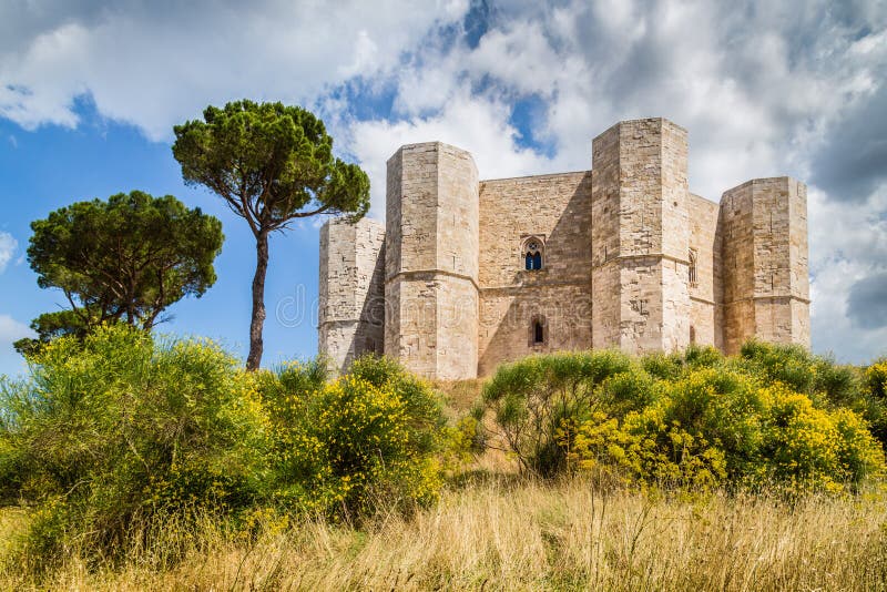 Schöne Aussicht auf das Castel del Monte, die berühmte Burg gebaut in einer achteckigen Form der Heilige römische Kaiser Friedrich II.