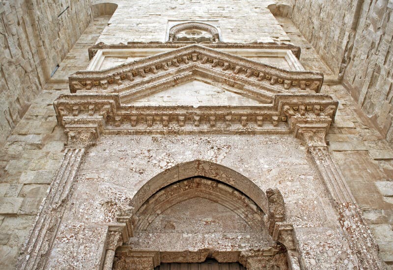 Castel del Monte - entrance