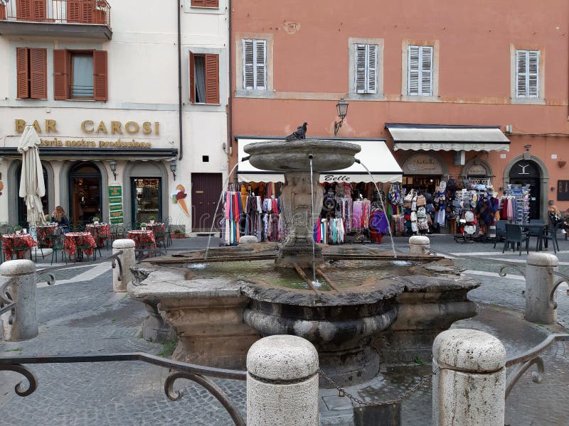 Castel Gandolfo - Fontana seicentesca in Piazza della Libert
