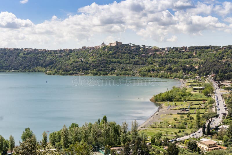 Castel Gandolfo stad som lokaliseras av Albano sj?n, Lazio, Italien arkivbild Castel Gandolfo stad som lokaliseras av Albano sj?n, Lazio, Italien arkivbild