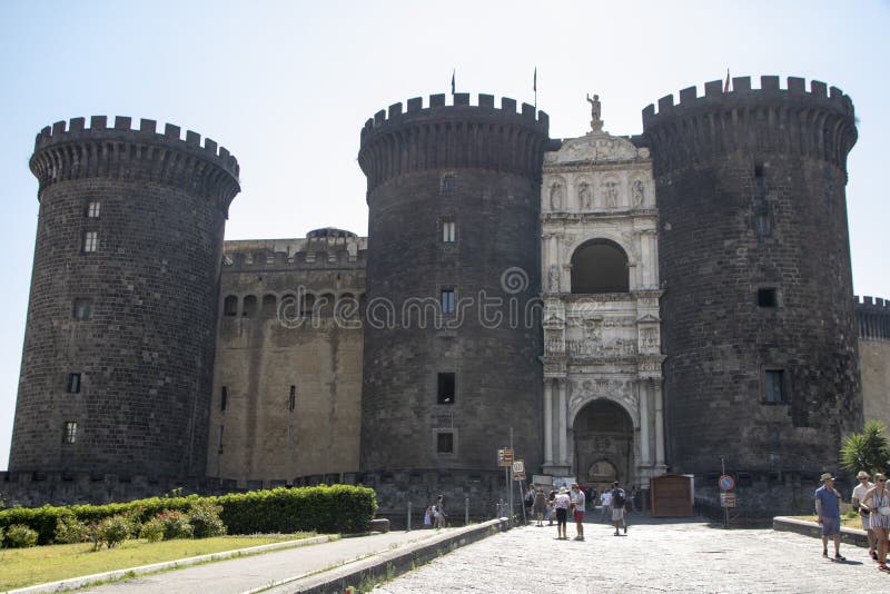 Castel Nuovo fotografía de archivo libre de regalías Castel Nuovo fotografía de archivo libre de regalías