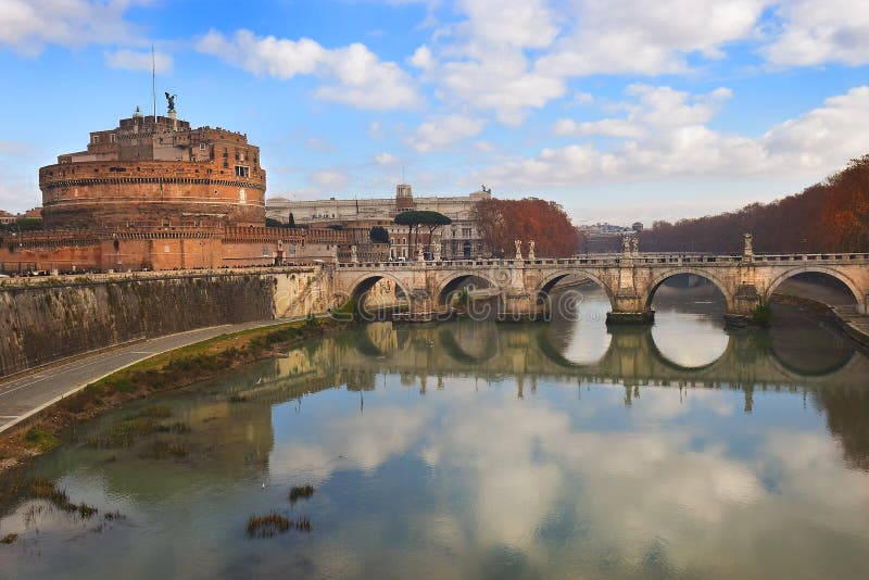 Castel Sant-` Angelo und Sant-` Angelo-Brücke über dem Tiber-Fluss, Rom lizenzfreies stockfoto Castel Sant-` Angelo und Sant-` Angelo-Brücke über dem Tiber-Fluss, Rom lizenzfreies stockfoto