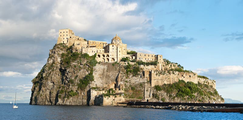 Castello aragonese medievale, isola degli ischi (Italia) fotografia stock libera da diritti Castello aragonese medievale, isola degli ischi (Italia) fotografia stock libera da diritti
