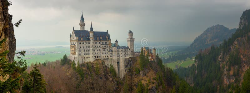 Castello del Neuschwanstein in alpi bavaresi fotografie stock libere da diritti Castello del Neuschwanstein in alpi bavaresi fotografie stock libere da diritti