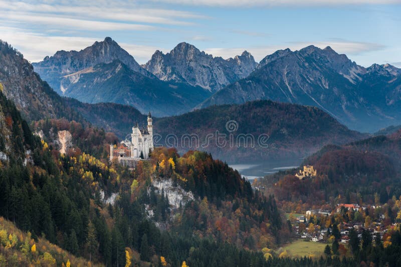 Castello del Neuschwanstein e castello di Hohenschwangau in autunno immagini stock Castello del Neuschwanstein e castello di Hohenschwangau in autunno immagini stock
