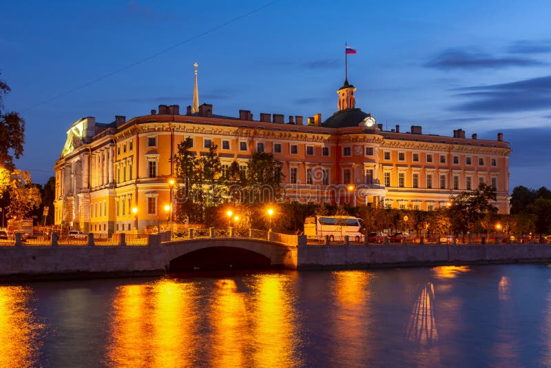 Castello del ` del castello o degli ingegneri di Mikhailovsky del castello del ` s di St Michael alla notte, San Pietroburgo, Rus fotografia stock libera da diritti Castello del ` del castello o degli ingegneri di Mikhailovsky del castello del ` s di St Michael alla notte, San Pietroburgo, Rus fotografia stock libera da diritti