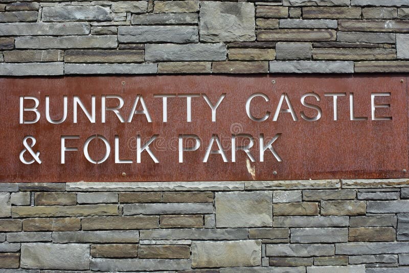 Castello di Bunratty e segno del parco fotografia stock libera da diritti Castello di Bunratty e segno del parco fotografia stock libera da diritti