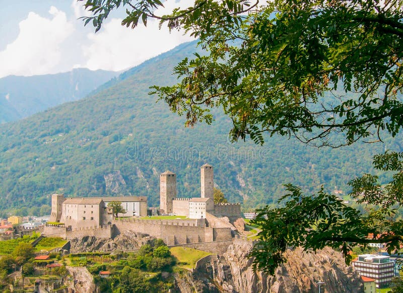 Castello Di Castelgrande στη Μπελιντζόνα, Ελβετία, θεαματική πανοραμική άποψη στοκ εικόνες Castello Di Castelgrande στη Μπελιντζόνα, Ελβετία, θεαματική πανοραμική άποψη στοκ εικόνες