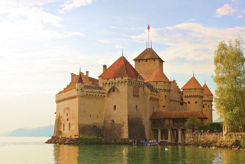 Castello di Chillon sulle rive del lago di Ginevra Svizzera 28 agosto 2010 fotografie stock libere da diritti Castello di Chillon sulle rive del lago di Ginevra Svizzera 28 agosto 2010 fotografie stock libere da diritti