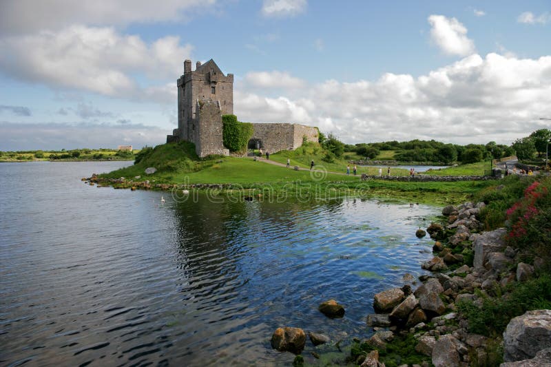 Castello di Dunguaire, baia di Kinvara, Galway, Irlanda immagini stock Castello di Dunguaire, baia di Kinvara, Galway, Irlanda immagini stock
