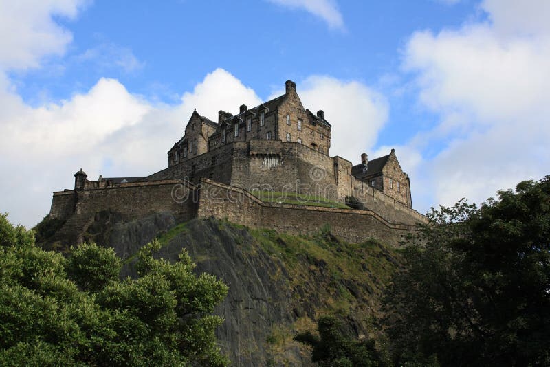 Castello di Edimburgo, Scozia, da principi Street Gardens, con Th fotografie stock Castello di Edimburgo, Scozia, da principi Street Gardens, con Th fotografie stock