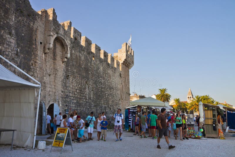Castello di Kamerlengo di visita dei turisti in Traù fotografia stock Castello di Kamerlengo di visita dei turisti in Traù fotografia stock
