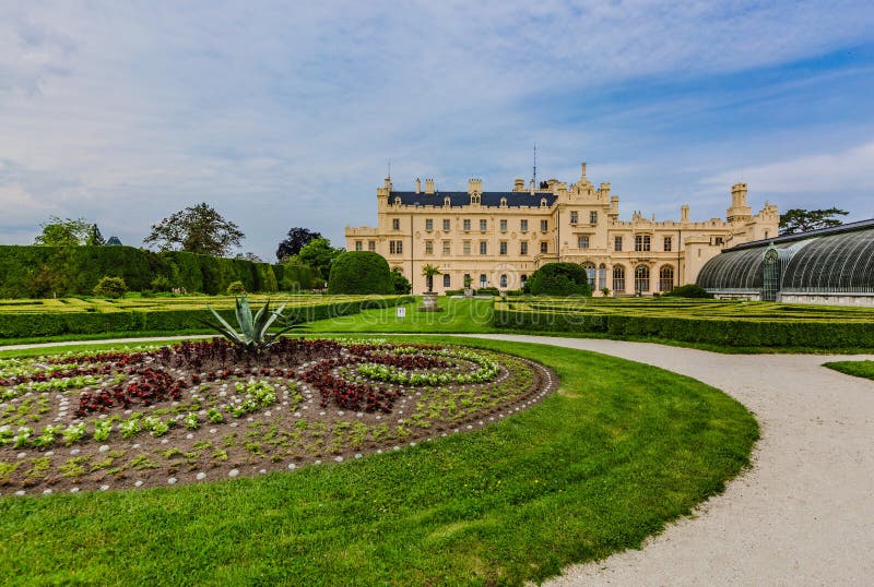Castello di Lednice in Moravia del sud e un giardino fotografia stock Castello di Lednice in Moravia del sud e un giardino fotografia stock