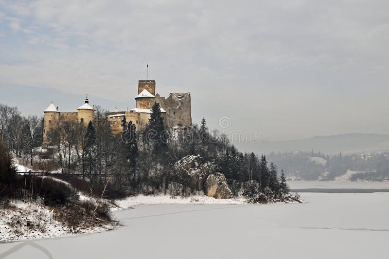 Castello di Medieaval in Niedzica in Polonia nell'orario invernale fotografie stock libere da diritti Castello di Medieaval in Niedzica in Polonia nell'orario invernale fotografie stock libere da diritti