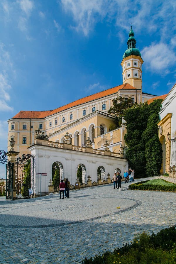 Castello di Mikulov con la torre e la facciata gialla e bianca fotografia stock