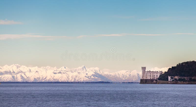 Castello di Miramar con le alpi italiane nel fondo Trieste Italia fotografia stock Castello di Miramar con le alpi italiane nel fondo Trieste Italia fotografia stock
