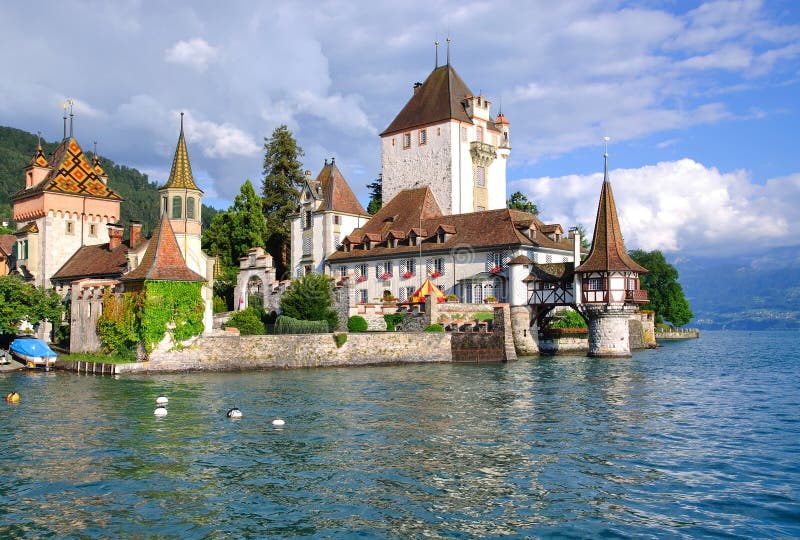 Castello di Oberhofen, lago Thun, Svizzera immagini stock Castello di Oberhofen, lago Thun, Svizzera immagini stock