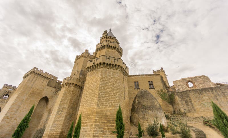 Castello di Olite con il cielo nuvoloso in Navarra, Spagna fotografia stock libera da diritti Castello di Olite con il cielo nuvoloso in Navarra, Spagna fotografia stock libera da diritti