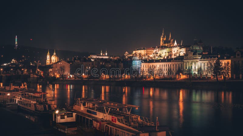 Castello di Praga dall'altro lato del fiume fotografie stock libere da diritti Castello di Praga dall'altro lato del fiume fotografie stock libere da diritti