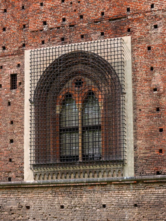 Castello di Sforza a Milano, Italia del Nord Finestra sulla parete della fortezza Sulla finestra è una grata d'acciaio fotografia stock libera da diritti Castello di Sforza a Milano, Italia del Nord Finestra sulla parete della fortezza Sulla finestra è una grata d'acciaio fotografia stock libera da diritti
