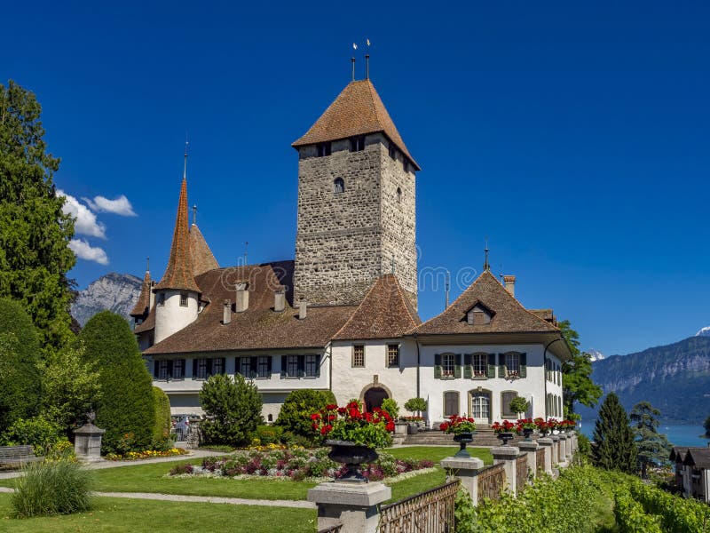 Castello di Spiez, lago Thun, Bernese Oberland, Svizzera immagini stock libere da diritti Castello di Spiez, lago Thun, Bernese Oberland, Svizzera immagini stock libere da diritti
