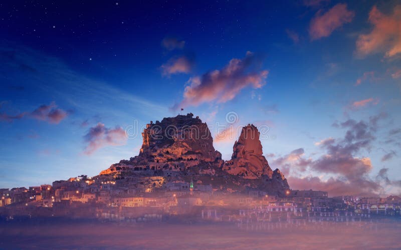Castello di Uchisar su roccia in città antica, Cappadocia, Turchia fotografia stock libera da diritti Castello di Uchisar su roccia in città antica, Cappadocia, Turchia fotografia stock libera da diritti