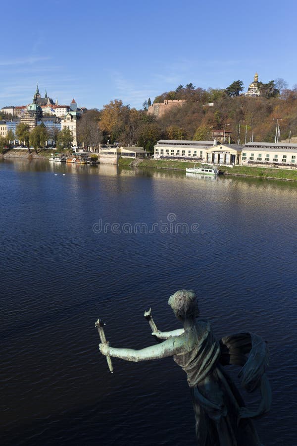 Castello gotico di Praga di autunno variopinto con Lesser Town sopra il fiume la Moldava nel giorno soleggiato, repubblica Ceca fotografie stock libere da diritti Castello gotico di Praga di autunno variopinto con Lesser Town sopra il fiume la Moldava nel giorno soleggiato, repubblica Ceca fotografie stock libere da diritti