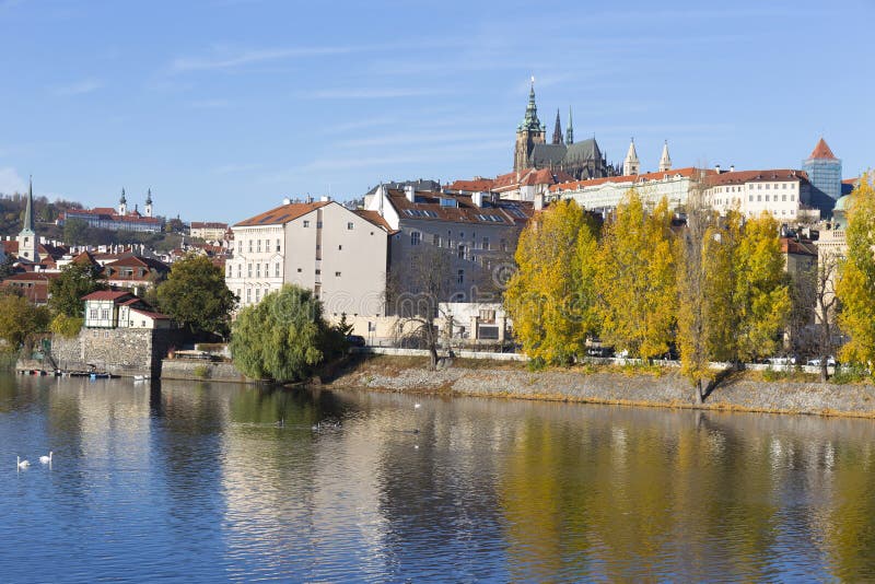 Castello gotico di Praga di autunno variopinto con Lesser Town sopra il fiume la Moldava nel giorno soleggiato, repubblica Ceca fotografie stock Castello gotico di Praga di autunno variopinto con Lesser Town sopra il fiume la Moldava nel giorno soleggiato, repubblica Ceca fotografie stock